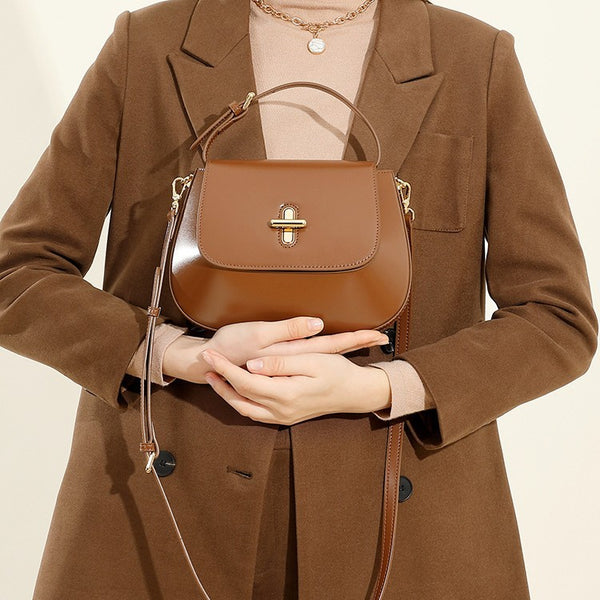 Bolso de hombro versátil de nicho para mujer, nuevo, ligero y de lujo, bolso de hombro portátil, bolso de piel color castaño tipo cápsula.